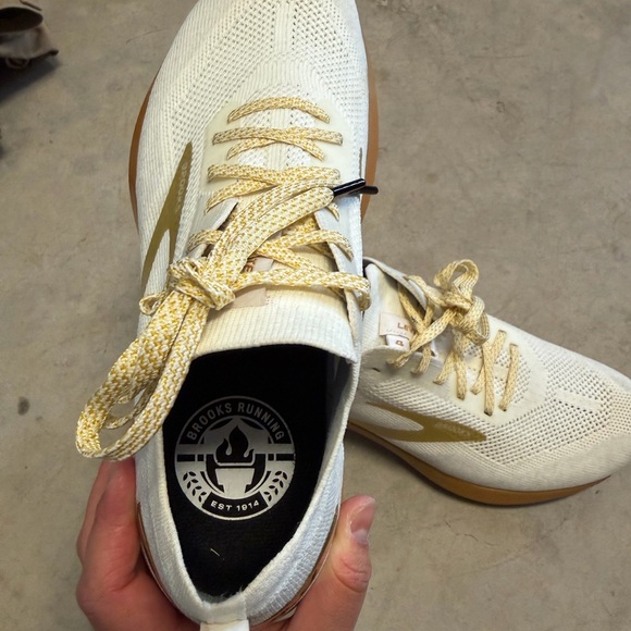 Brooks Levitate 4 Victory Edition White Gold Womens 8.5 Running Shoe 1203351B102 - Picture 4 of 6